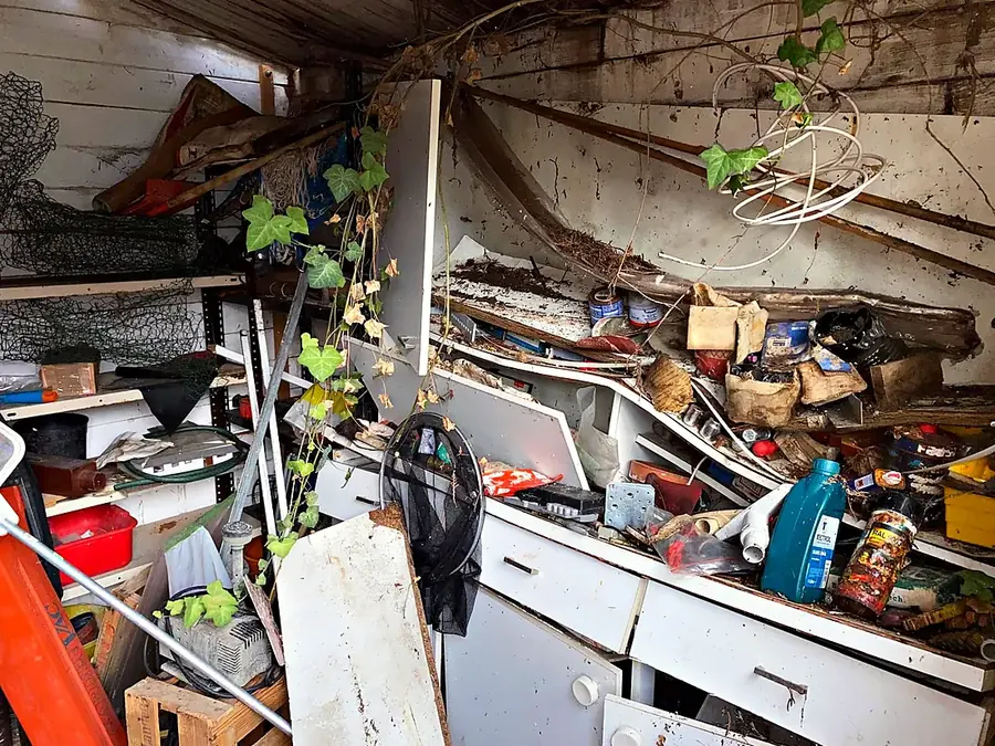 Vollgestellter Schuppen vor der Entrümpelung