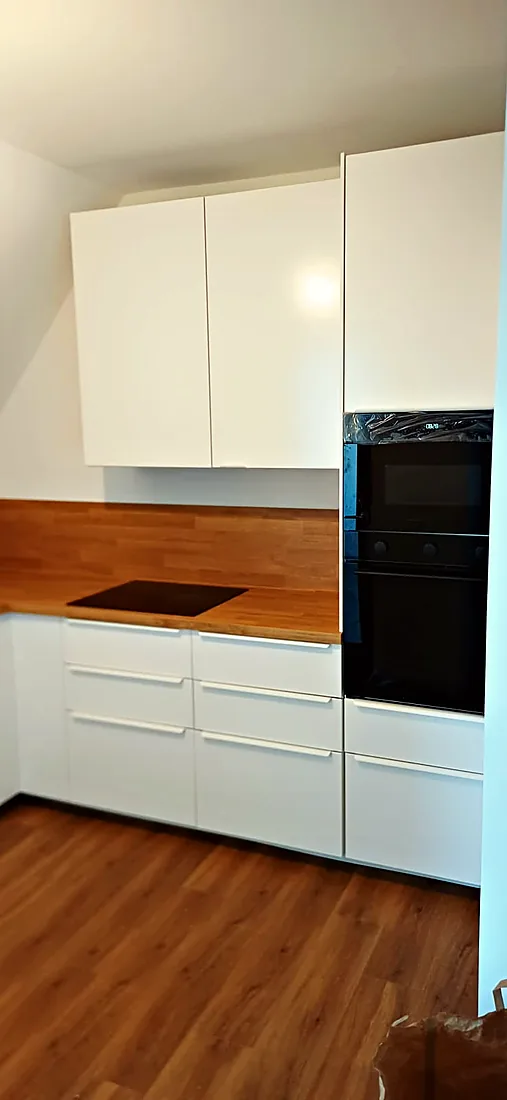 Fertig montierte Küchenzeile mit Hochschrank und Backofen