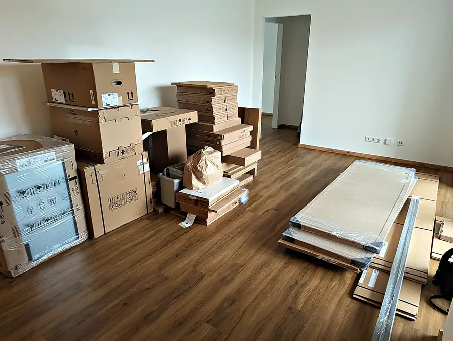 Verpackte Küchenteile und Kartons vor der Küchenmontage