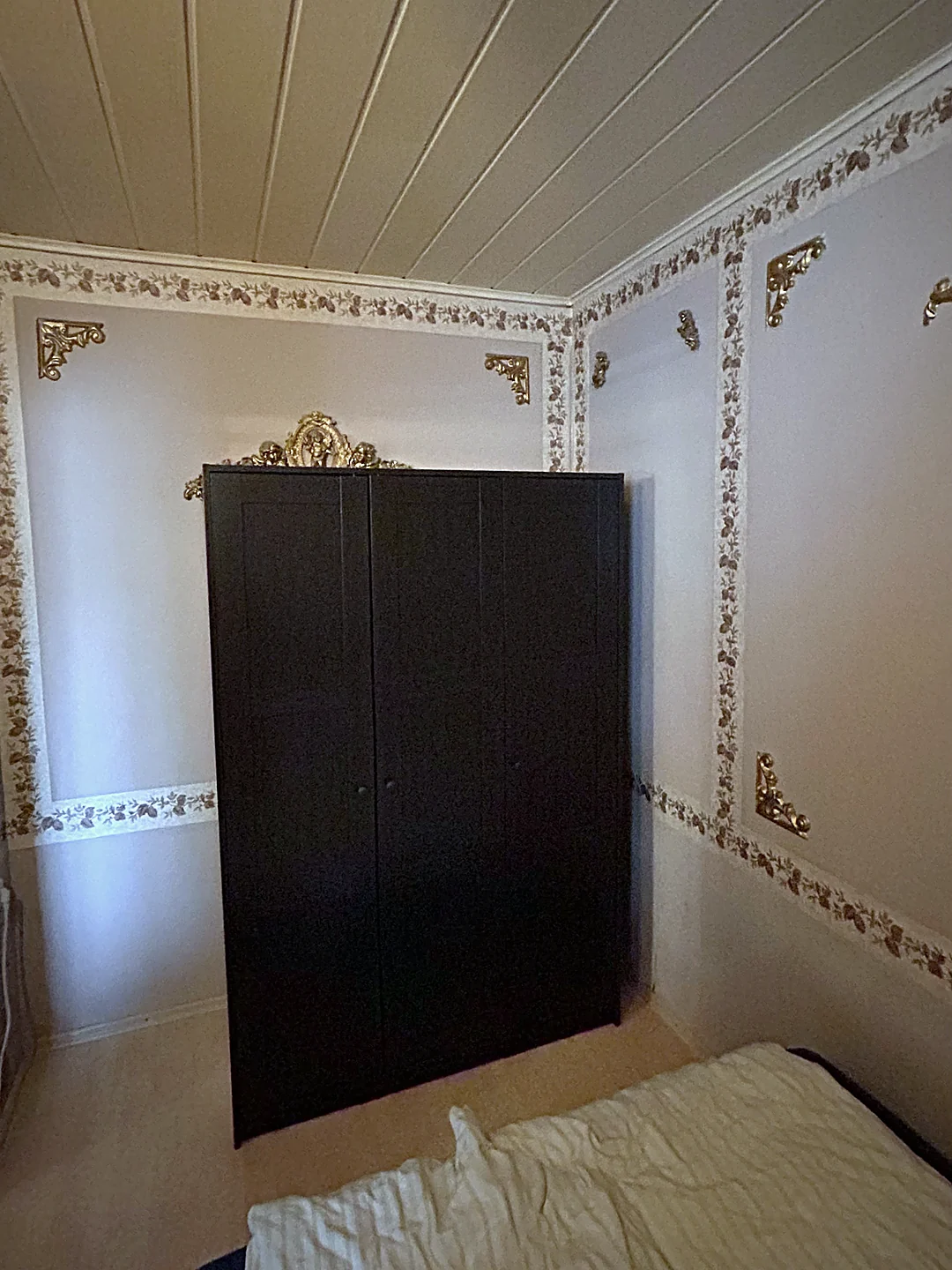 Fertig montierter schwarzer Kleiderschrank im Schlafzimmer