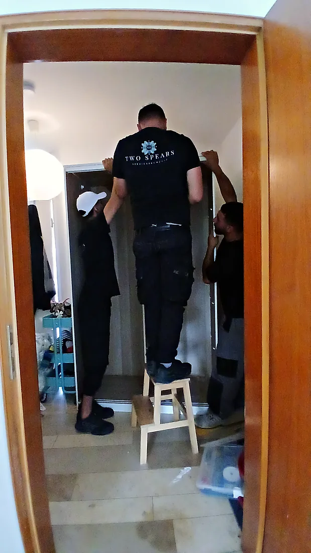 Team von Two Spears baut einen Kleiderschrank auf