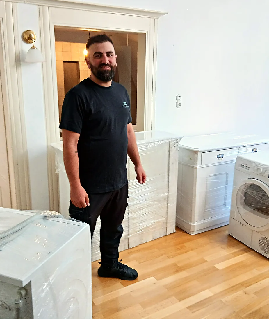 Freundlicher Two-Spears-Mitarbeiter in einer frisch bezogenen Wohnung