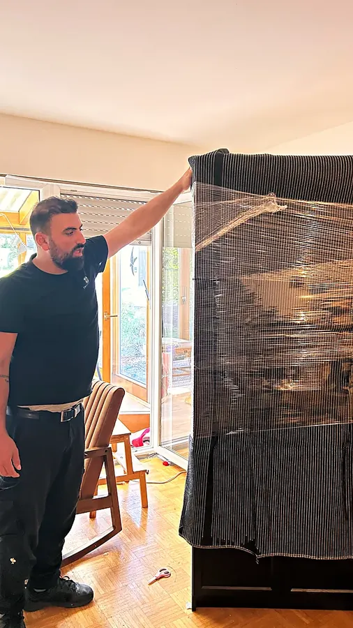 Mitarbeiter von Two Spears neben einem foliierten Schrank in der Wohnung