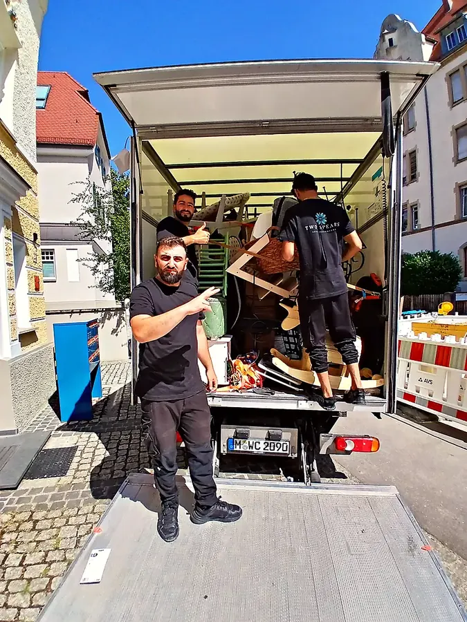 Two-Spears-Team belädt den Umzugswagen vor einem Wohnhaus in Ulm