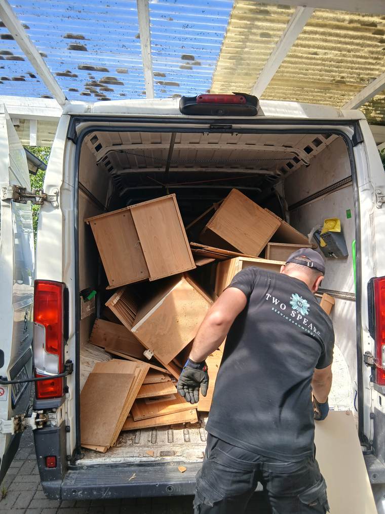 Two-Spears-Team beim Verladen von Möbeln während einer Entrümpelung in Illertissen