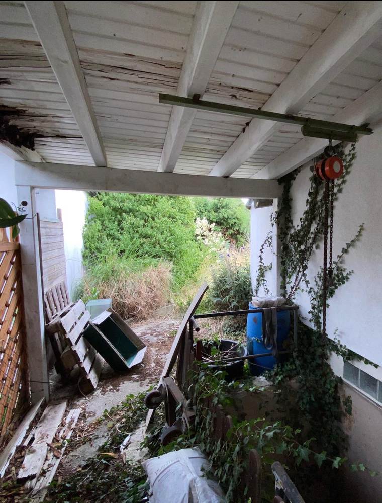 Vollgestellte Garage mit Werkzeug und Gerümpel vor der Räumung