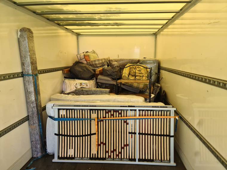 Fachgerecht mit Decken eingepackte Möbelstücke im Umzugswagen