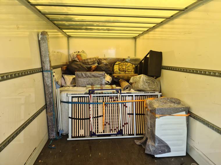 Sofa und Möbel sicher verpackt im Umzugswagen